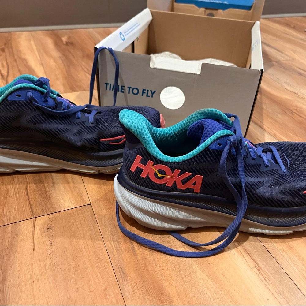 Women’s Hoka size 8, Clifton 9